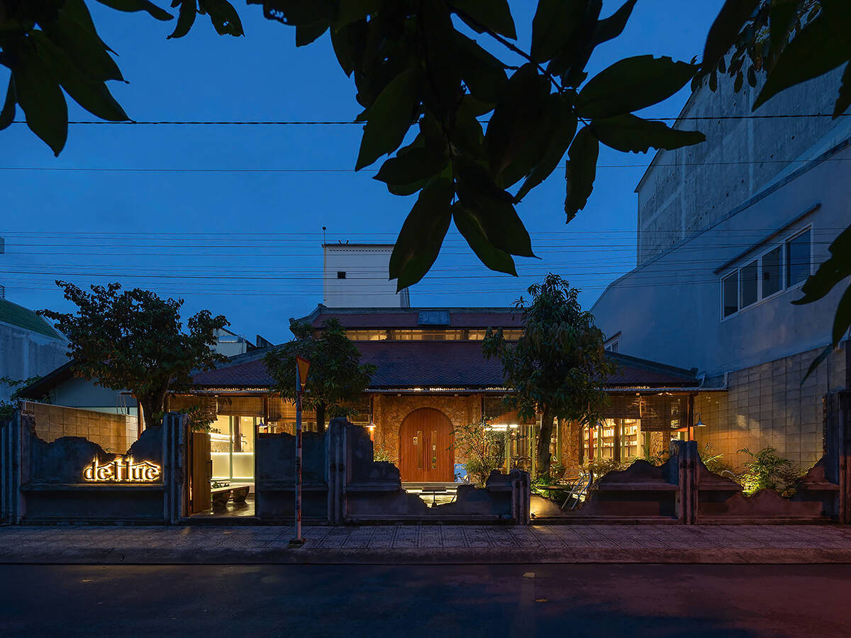 DeHue Coffee: Một nét hiện đại trên nền kiến ​​trúc truyền thống