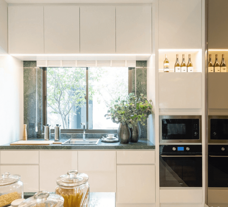 Có Nên Đặt Bếp Đối Diện Cửa Sổ?