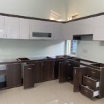 So Sánh Tủ Bếp Nhựa Giả Gỗ Và Gỗ Công Nghiệp