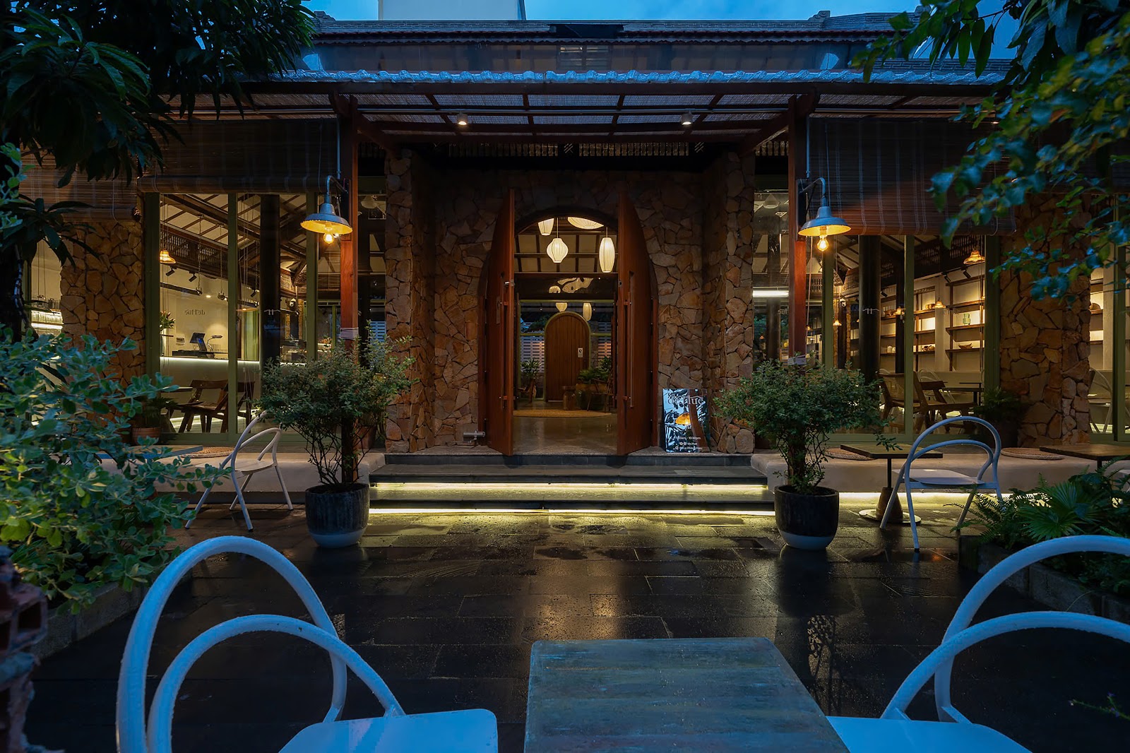 DeHue Coffee: Nét đẹp hiện đại qua lăng kính kiến trúc truyền thống