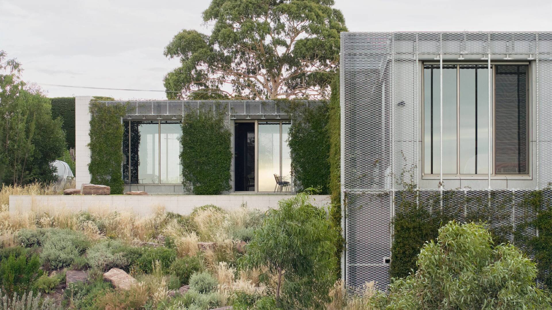 Giải Pháp Che Nắng Thông Gió Bền Vững 2025