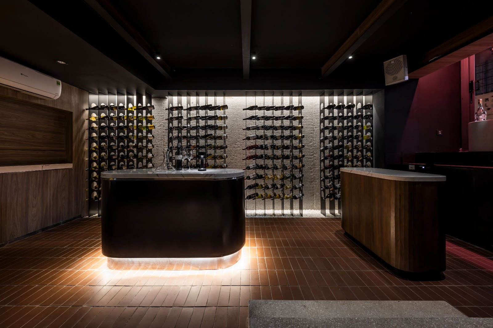 The Living Room: Quán bar phong cách hiện đại